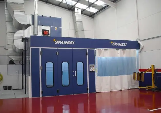 Cabina de pintura Spanesi azul dentro de la nave