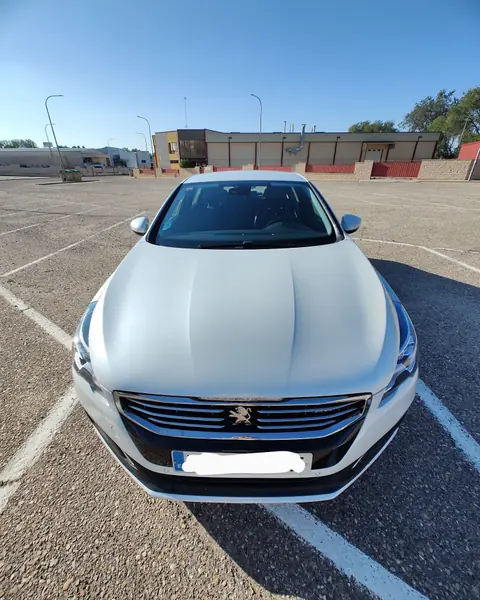 Peugeot 508 blanco entregado a un cliente