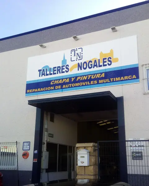 Fachada de Talleres Nogales en la calle Río Valcavero, con el rótulo Chapa y pintura