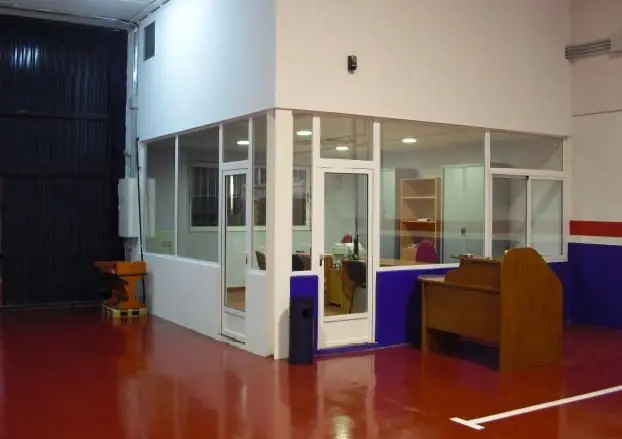 Recepción acristalada junto a la zona de trabajo